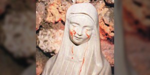 Civitavecchia. Figura Matki Bożej płacze krwawymi łzami