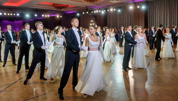 Bal Debiutantów. Na zdjęciu Mynthia de Frotté i Adam Tarnowski, Julia Noszczyk i Franciszek Wielowieyski, Maria Roztworowska i Mateusz Dzięcielski, Irena Górska i Nicolas de Séjournet de Rameignies, Aniela Czartoryska i Ignacy Janiszewski. W drugim rzędzie: Julia Schirmer i Jan Konczewski, Célia de Frotté i Michał Bylicki, Ania Tarnowska i Grzegorz Zielonka.