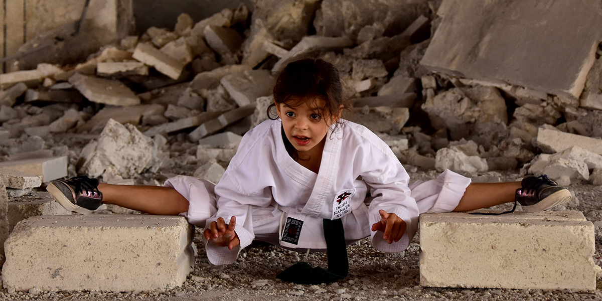 Ma 6 lat i nigdy nie widziała świata bez wojny. Dziewczynka z Aleppo ćwiczy karate