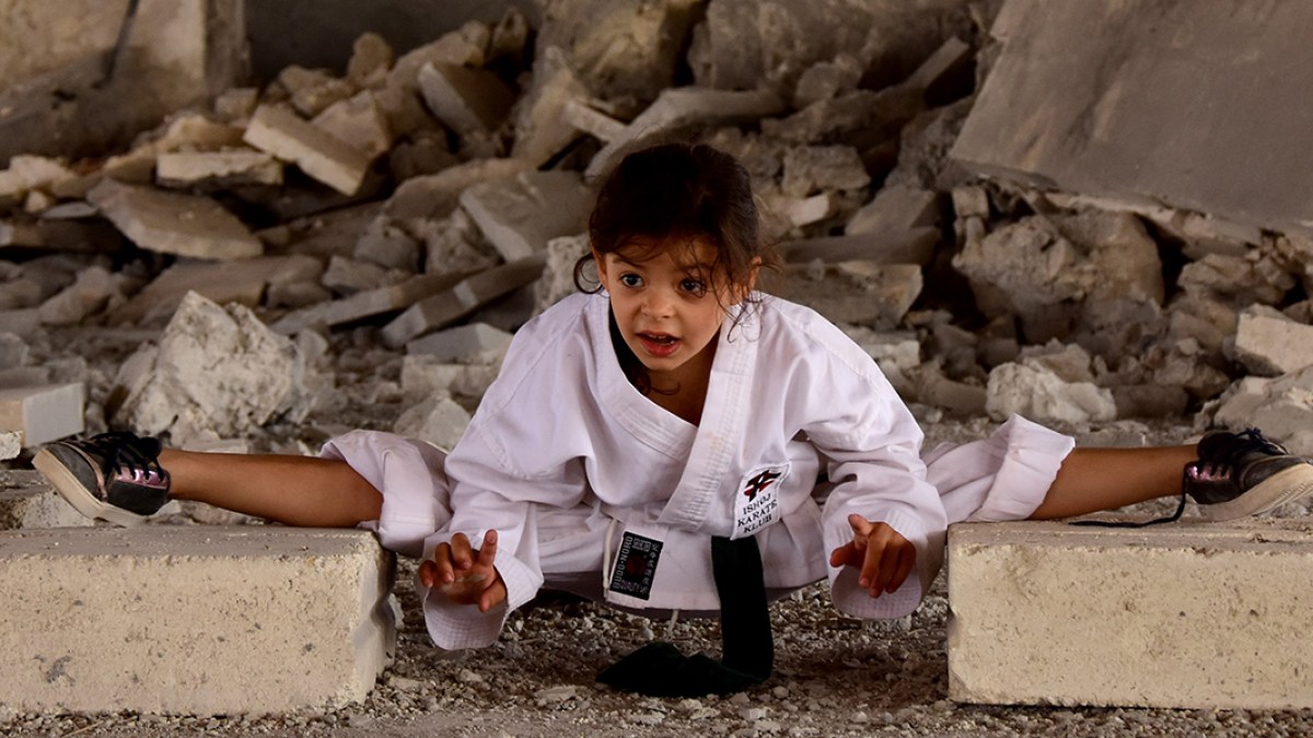 Ma 6 lat i nigdy nie widziała świata bez wojny. Dziewczynka z Aleppo ćwiczy karate