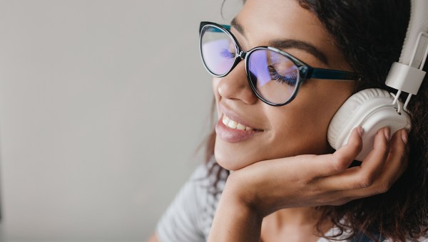 KOBIETA W SŁUCHAWKACH