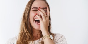2 niezawodne sposoby, aby rozwijać w sobie poczucie humoru