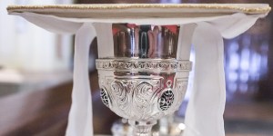 Specjalna bielizna liturgiczna do mszy świętej. Serio?
