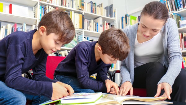 MATKA Z SYNAMI W BIBLIOTECE