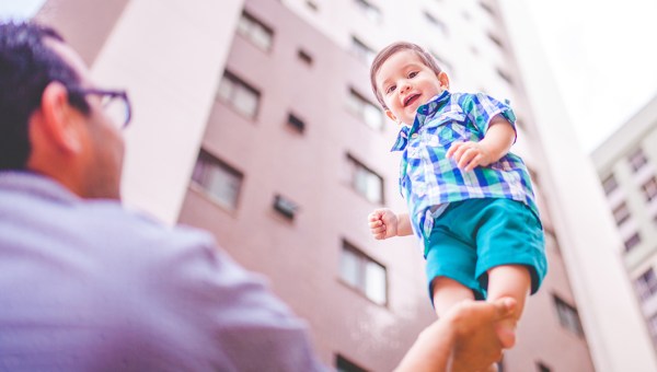 OJCIEC BAWI SIĘ Z SYNEM