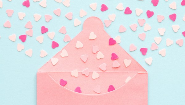 Koperta i wylatujące z niej papierowe serduszka