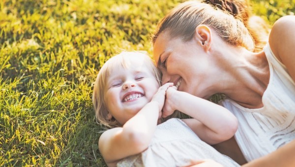 MATKA BAWI SIĘ Z DZIECKIEM
