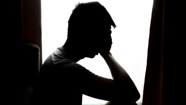 MĘŻCZYZNA W CIEMNOŚCI