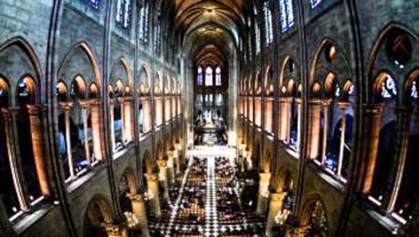 Wnętrze katedry Notre Dame w Paryżu