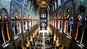 Wnętrze katedry Notre Dame w Paryżu