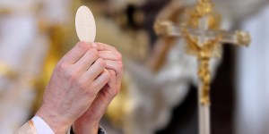 Kulminacyjny moment Eucharystii: patrzeć na hostię lub kielich czy schylać głowę?