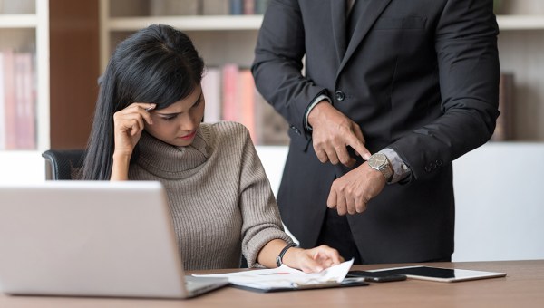 ZESTRESOWANA KOBIETA W PRACY