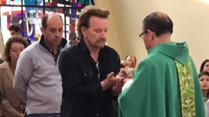 Lider zespołu U2 Bono przyjmuje Komunię świętą w jednej z parafii w Bogocie