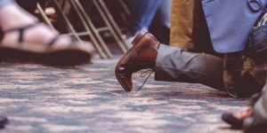 Gdzie i kiedy klękać w kościele? Na jedno czy dwa kolana? A może wystarczy skłon?