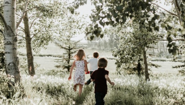 DZIECI BIEGNĄ PO ŁĄCE