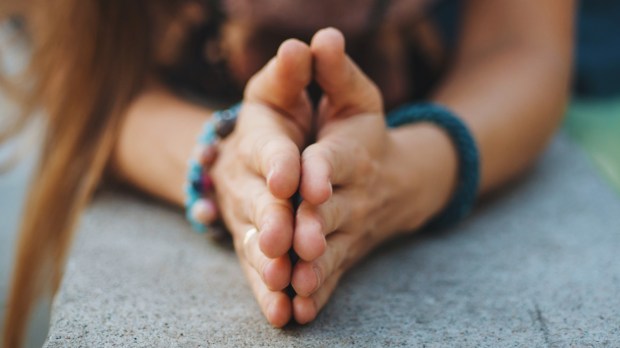 kobiece dłonie złożone do modlitwy