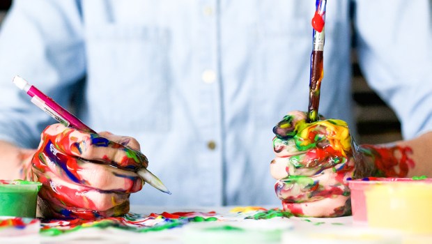 MĘŻCZYZNA Z FARBAMI