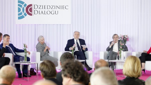 DZIEDZINIEC DIALOGU