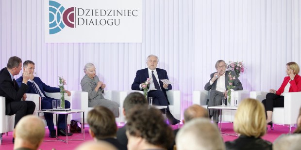DZIEDZINIEC DIALOGU