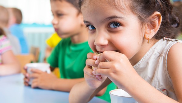 MAŁA DZIEWCZYNKA JE ŚNIADANIE