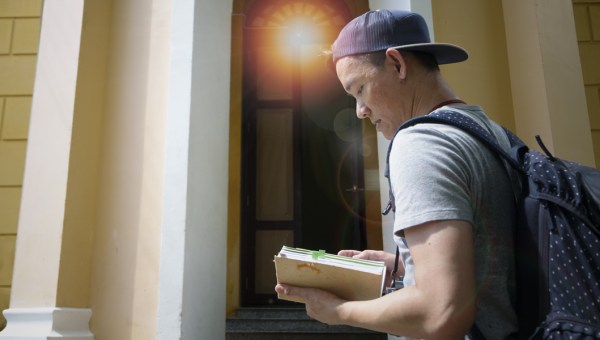 MĘŻCZYZNA CZYTA BIBLIĘ