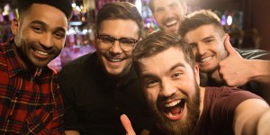 Pięciu zwykłych facetów i ich pięciu świętych kolegów. Pomagają wziąć się w garść