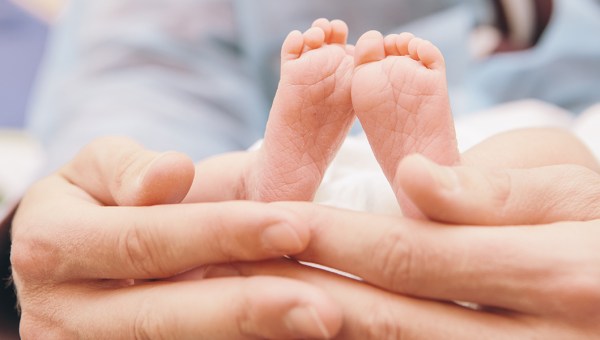 MĘŻCZYZNA Z NOWORODKIEM W DŁONIACH