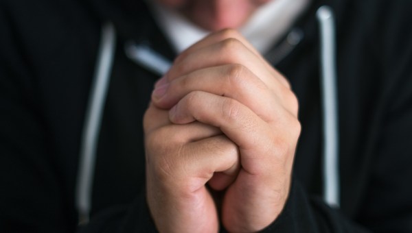 RĘCE ZŁOŻONE DO MODLITWY