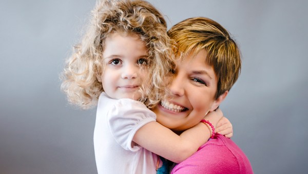 MATKA Z CÓRKĄ W OBJĘCIACH