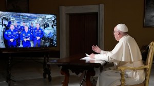 PAPIEŻ FRANCISZEK ROZMAWIA Z ASTRONAUTAMI