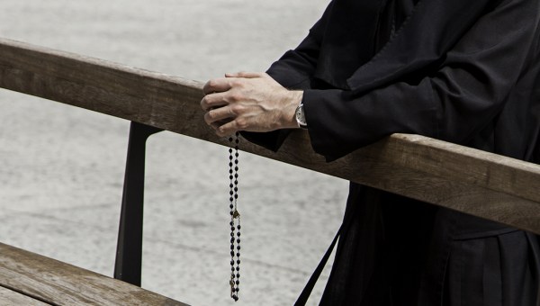 KSIĄDZ PODCZAS MODLITWY