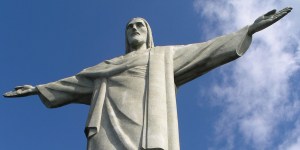 Co oznaczają rozpostarte ramiona Chrystusa z Rio de Janeiro?