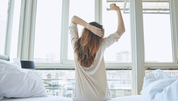 Dziewczyna przeciąga się rano