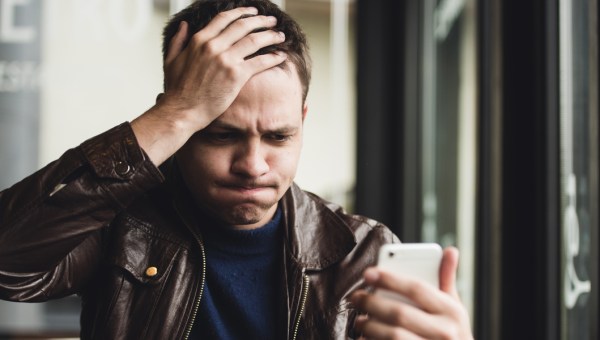 ZDENERWOWANY MĘŻCZYZNA