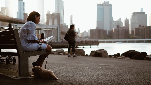 KOBIETA MODLI SIĘ NA SPACERZE Z PSEM