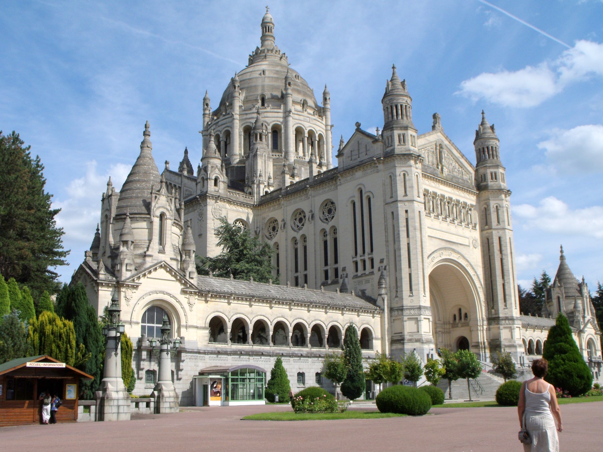 BASILIQUE_LISIEUX_-_panoramio
