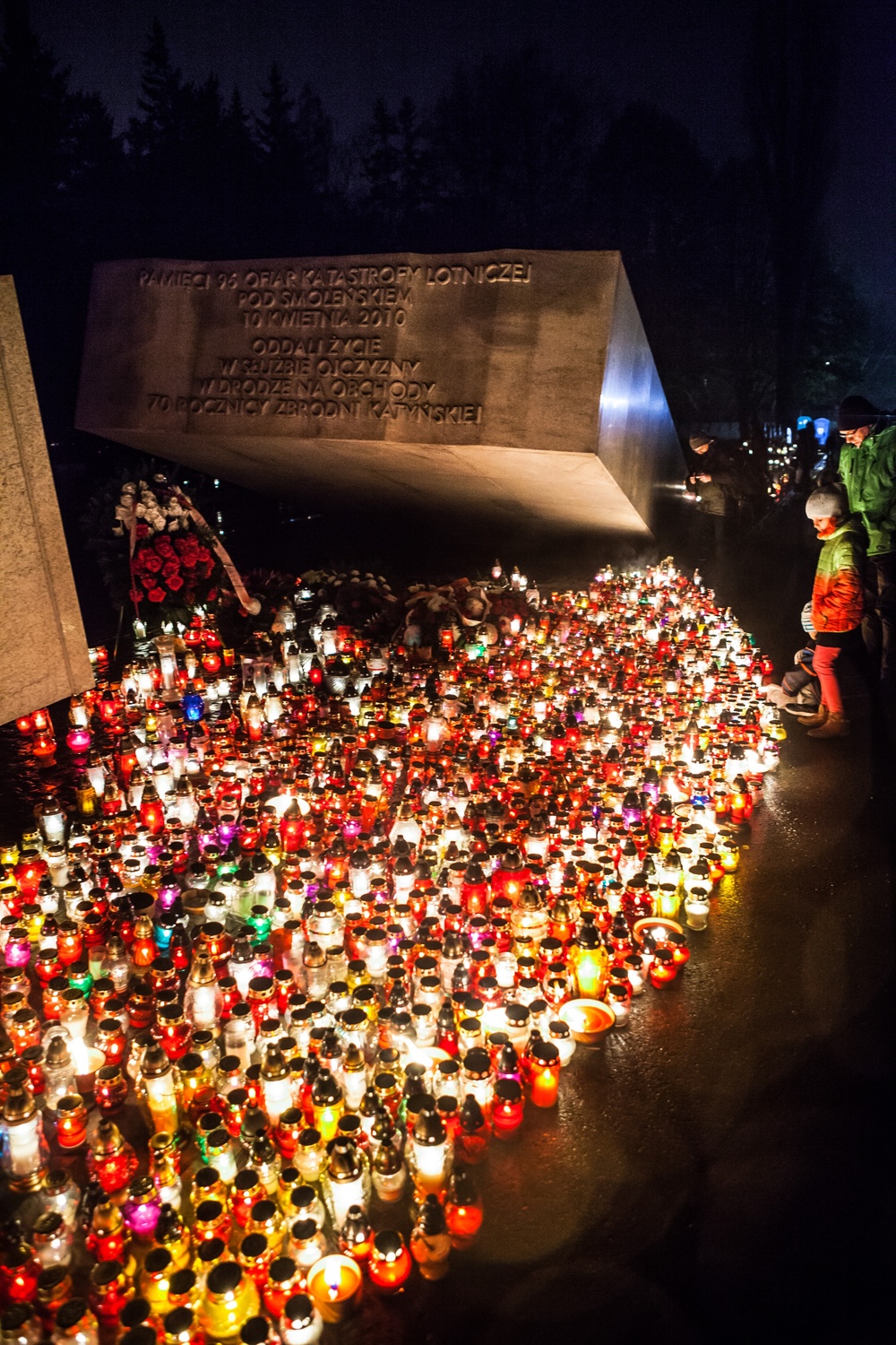 ROZŚWIETLONY CMENTARZ NOCĄ