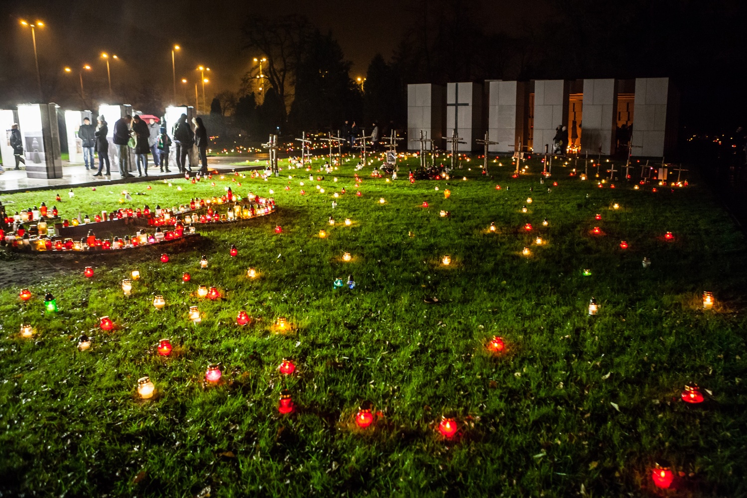 ROZŚWIETLONY CMENTARZ NOCĄ