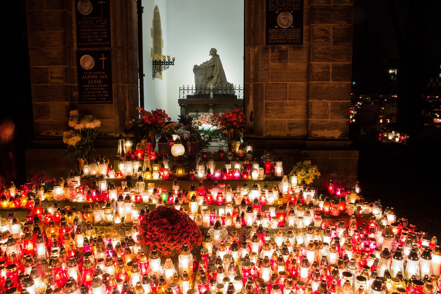 ROZŚWIETLONY CMENTARZ NOCĄ
