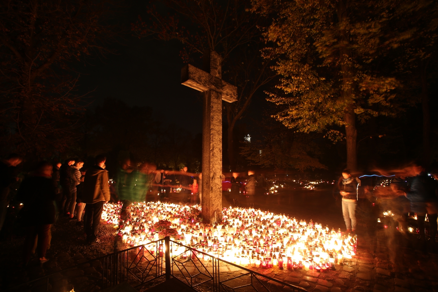 ROZŚWIETLONY CMENTARZ NOCĄ