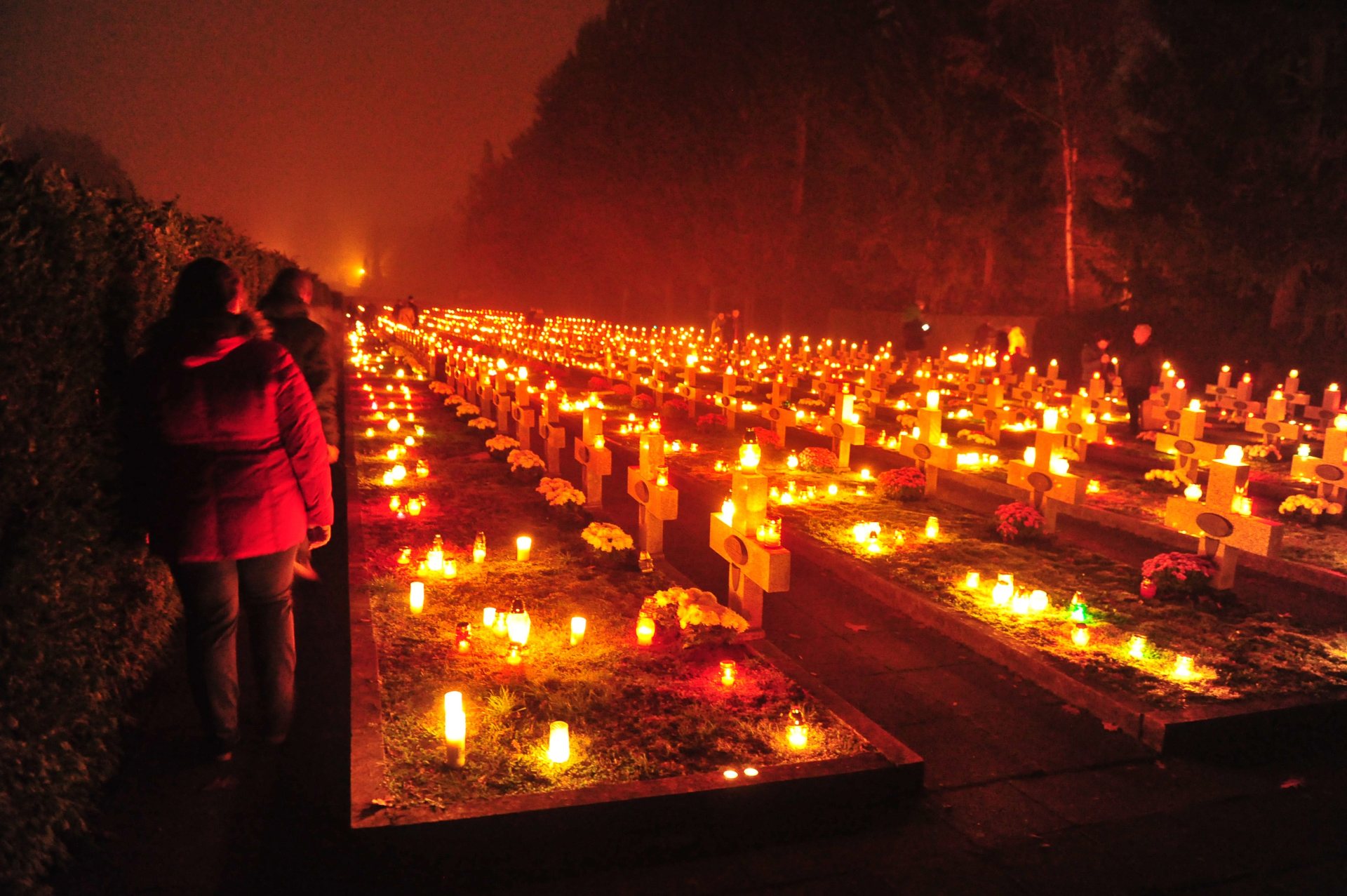 ROZŚWIETLONY CMENTARZ NOCĄ