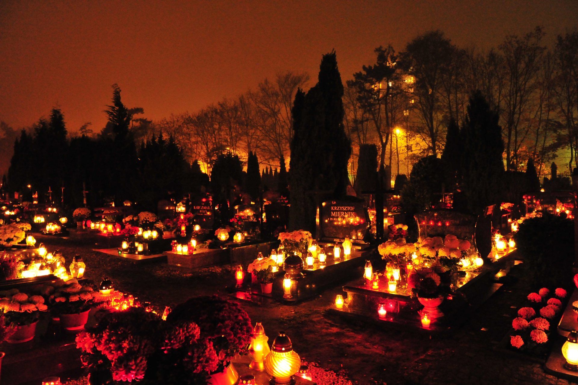 ROZŚWIETLONY CMENTARZ NOCĄ