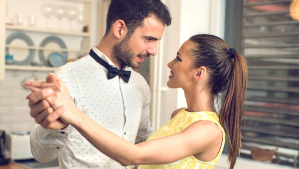 PARA TAŃCZY W KUCHNI