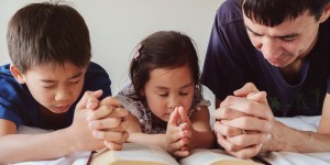 Proste pomysły na to, jak modlić się z dziećmi psalmami