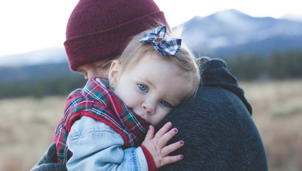 OJCIEC Z CÓRKĄ NA RĘKACH