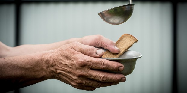 BEZDOMNY MĘŻCZYZNA PROSI O JEDZENIE