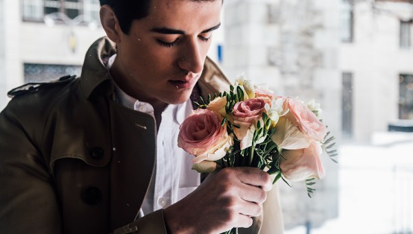 MĘŻCZYZNA Z KWIATAMI