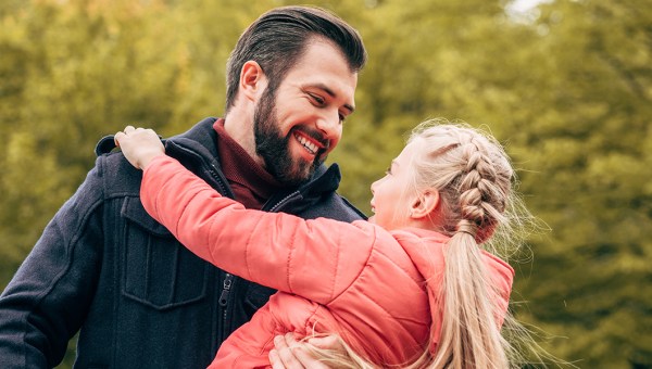 OJCIEC BAWI SIĘ Z CÓRKA