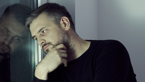 MĘŻCZYZNA W ŻAŁOBIE