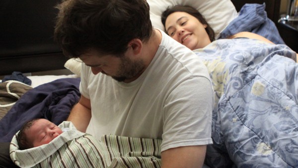 RODZICE Z NOWORODKIEM